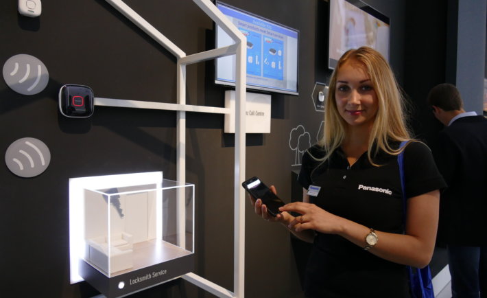 Panasonic, Smart Home System, Frau, Ausstellung, schwarz