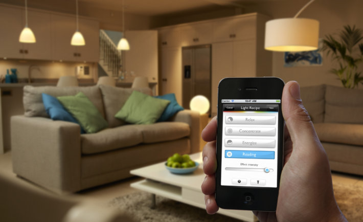 Philips Hue, Smartphone, Wohnzimmer, Sofa, Lampen, Licht, Steuerung