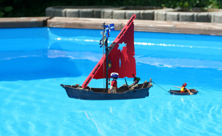 blauer Pool , Spielzeugboot ,rotes Segeln, zwei Piraten, Playmobil