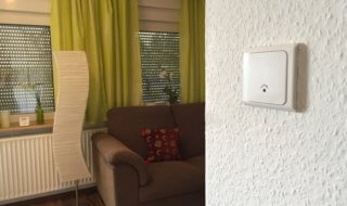 RWE Smart Home Wandsender, Wohnzimmer, Wand, gemütlich, Sofa, Lampe