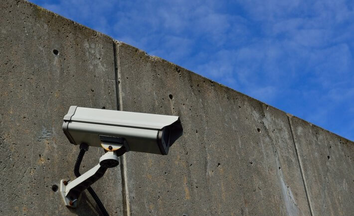 Überwachungskamera, Draußen, Außen, graue Wand, blauer Himmel,