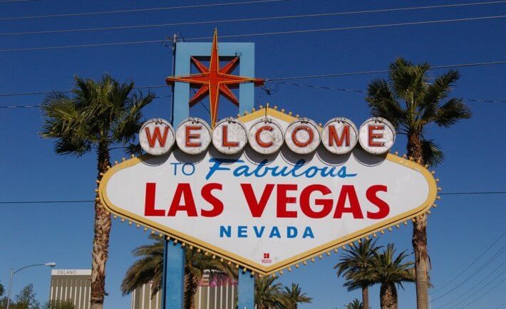Las Vegas, Nevada, Blauer Himmel, Palmen, Hochhaus, Hotel
