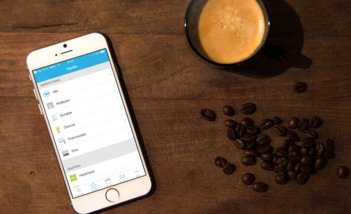 Rademacher App, Kaffee, Tisch, Kaffeebohnen, Smartphone, weiß